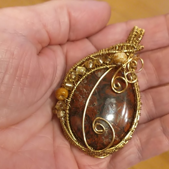 ๐จ๐ฆ Beautiful Hand Polished Stone Pendant - Picture 3 of 5